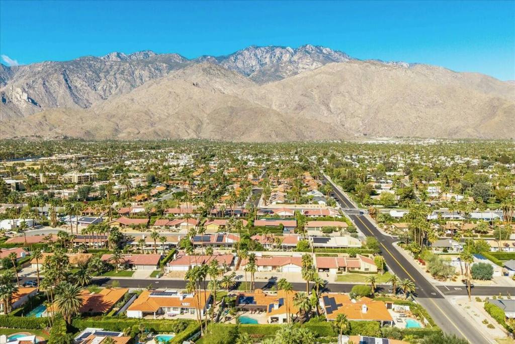 1424 S San Joaquin Drive