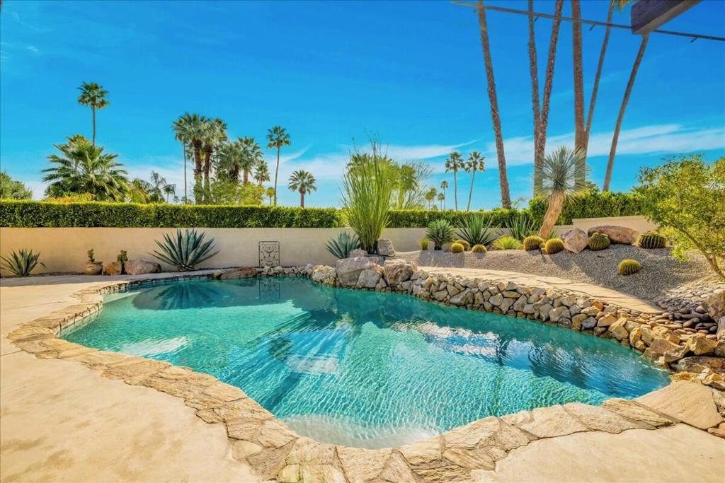 1424 S San Joaquin Drive