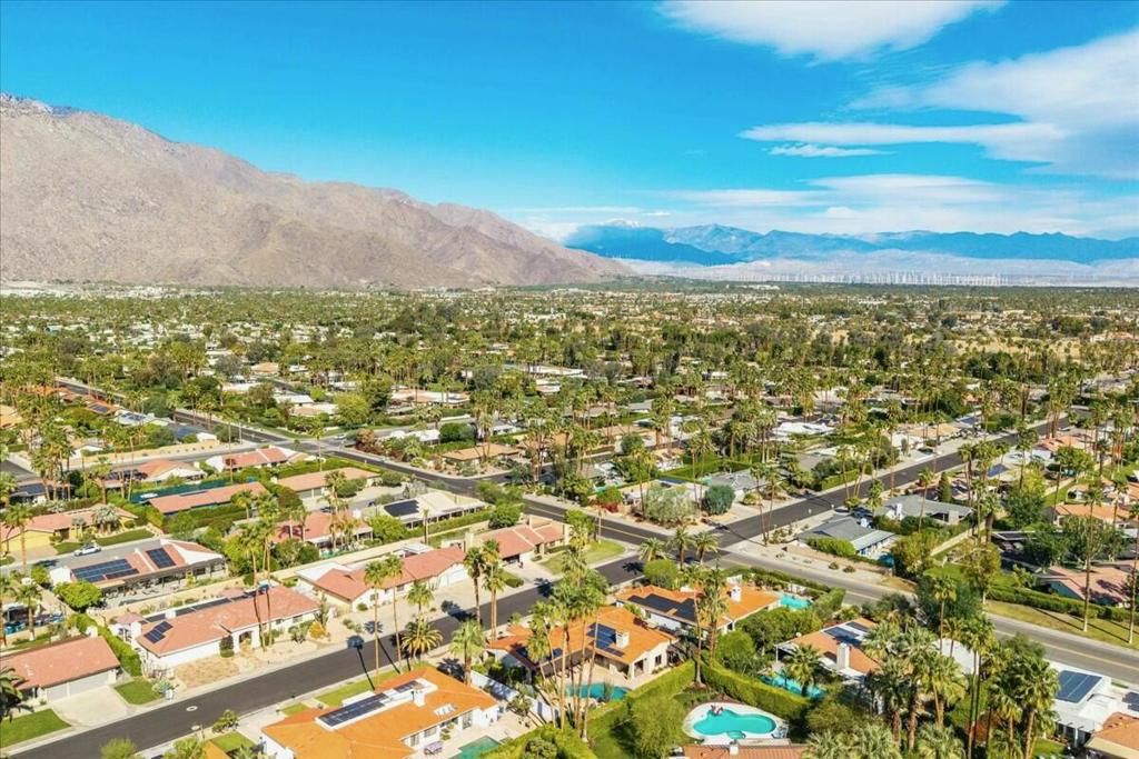 1424 S San Joaquin Drive