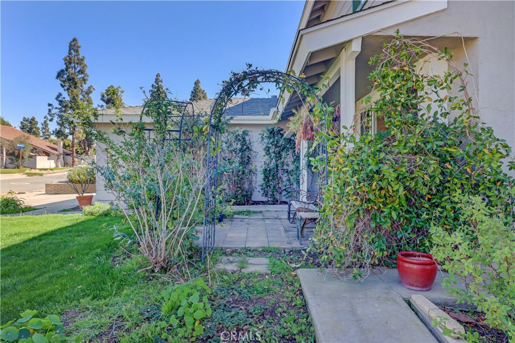 2712 E Garfield Avenue