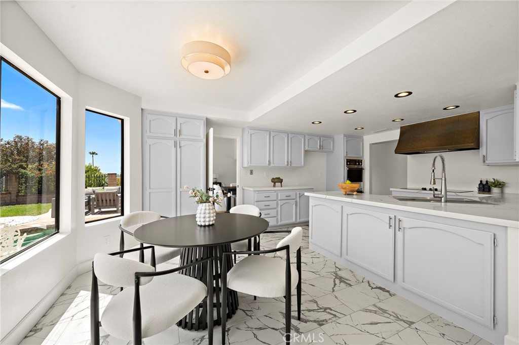 3438 E Meadowridge