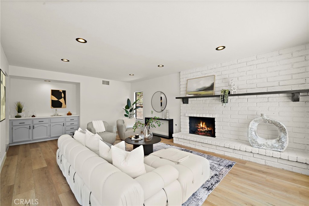 3438 E Meadowridge
