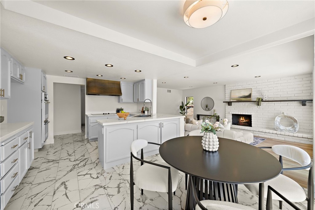 3438 E Meadowridge