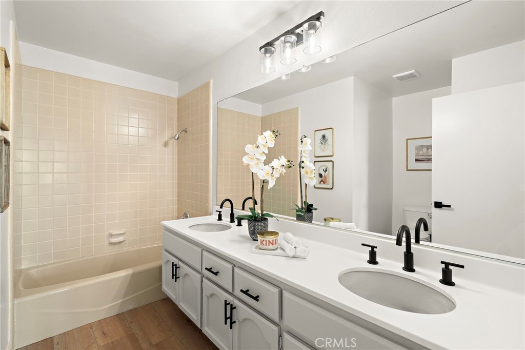 3438 E Meadowridge