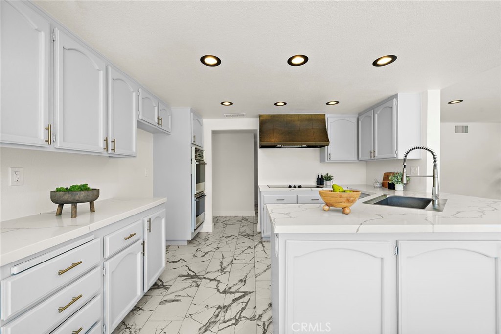 3438 E Meadowridge