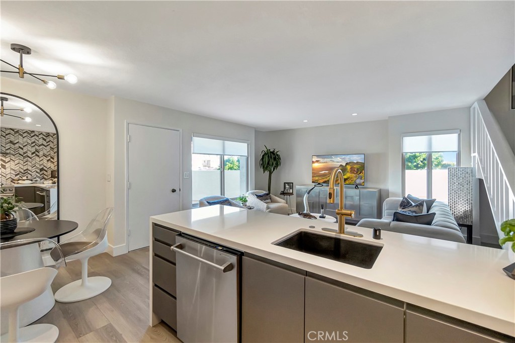 711 Pacific Coast Highway 315