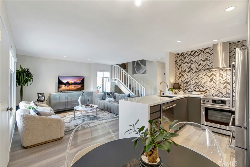 711 Pacific Coast Highway 315