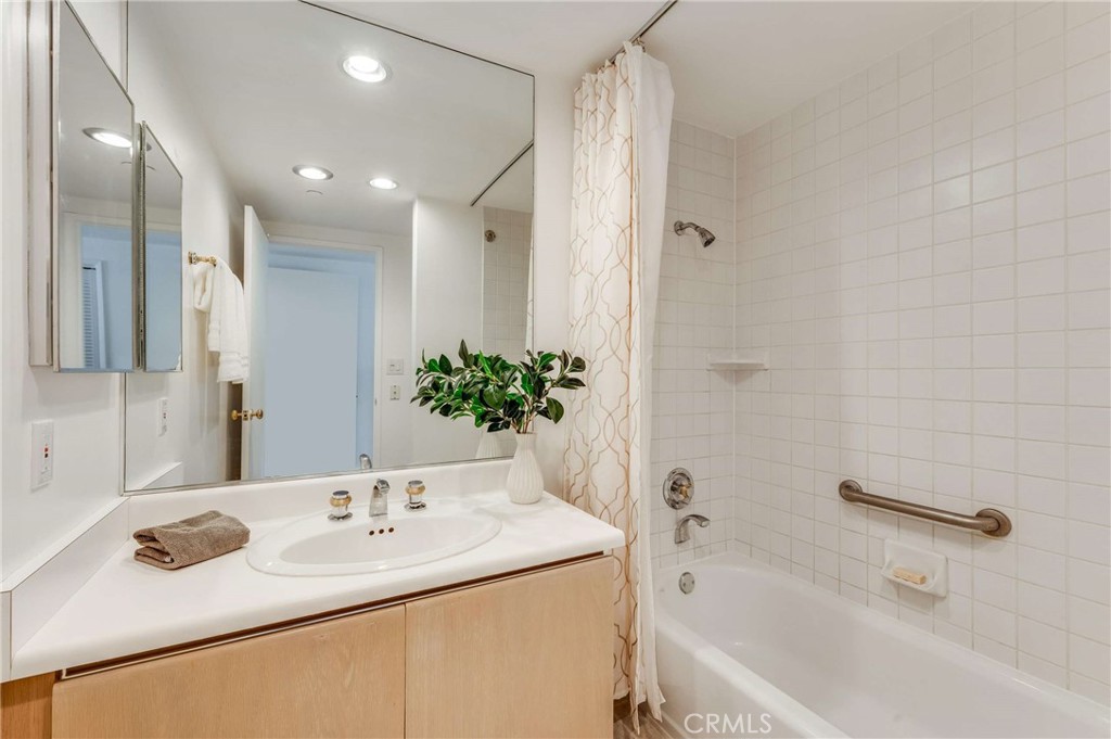 850 E Ocean Boulevard 301