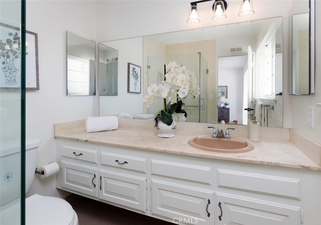 637 E Del Mar Ave