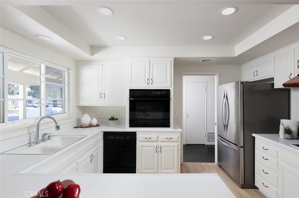637 E Del Mar Ave