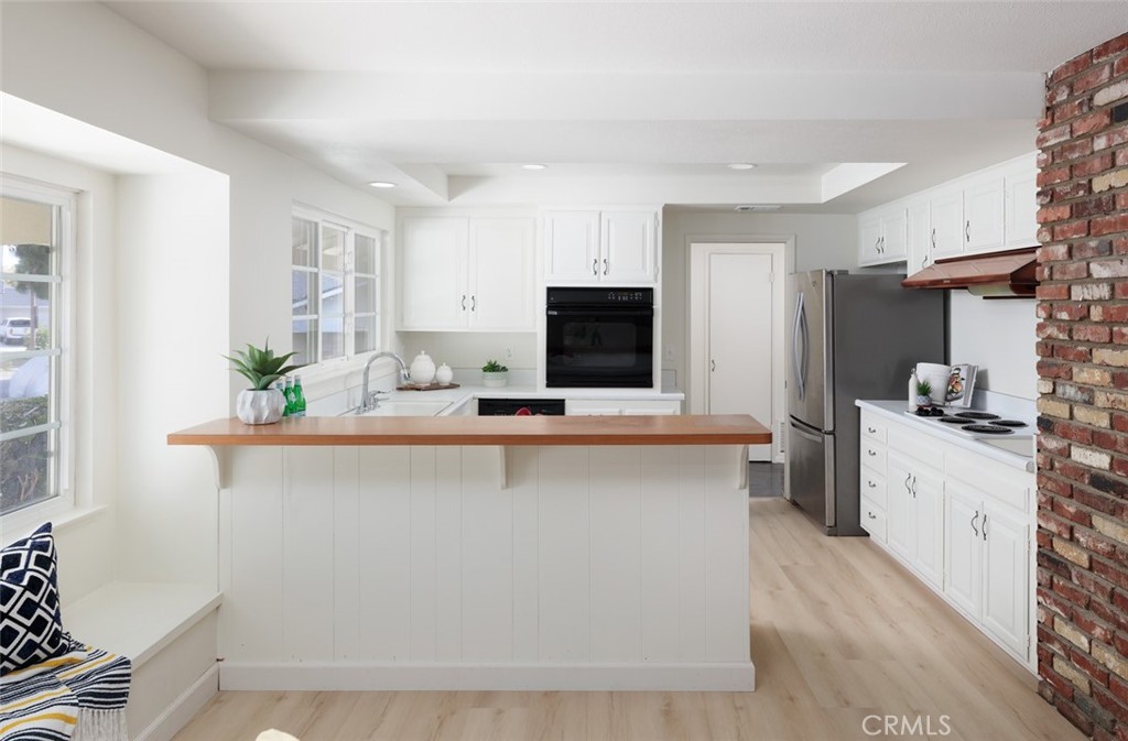 637 E Del Mar Ave