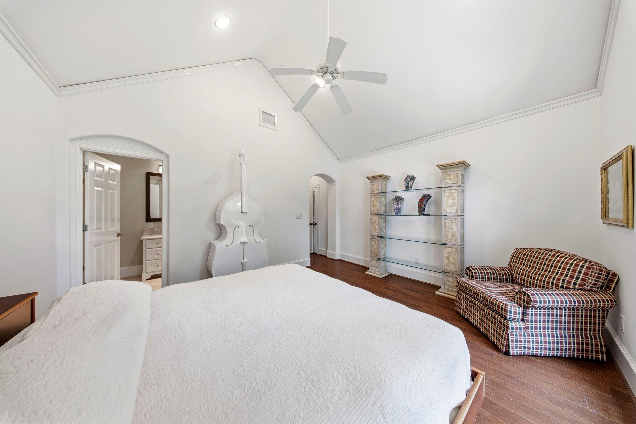 728 Crestbend Drive
