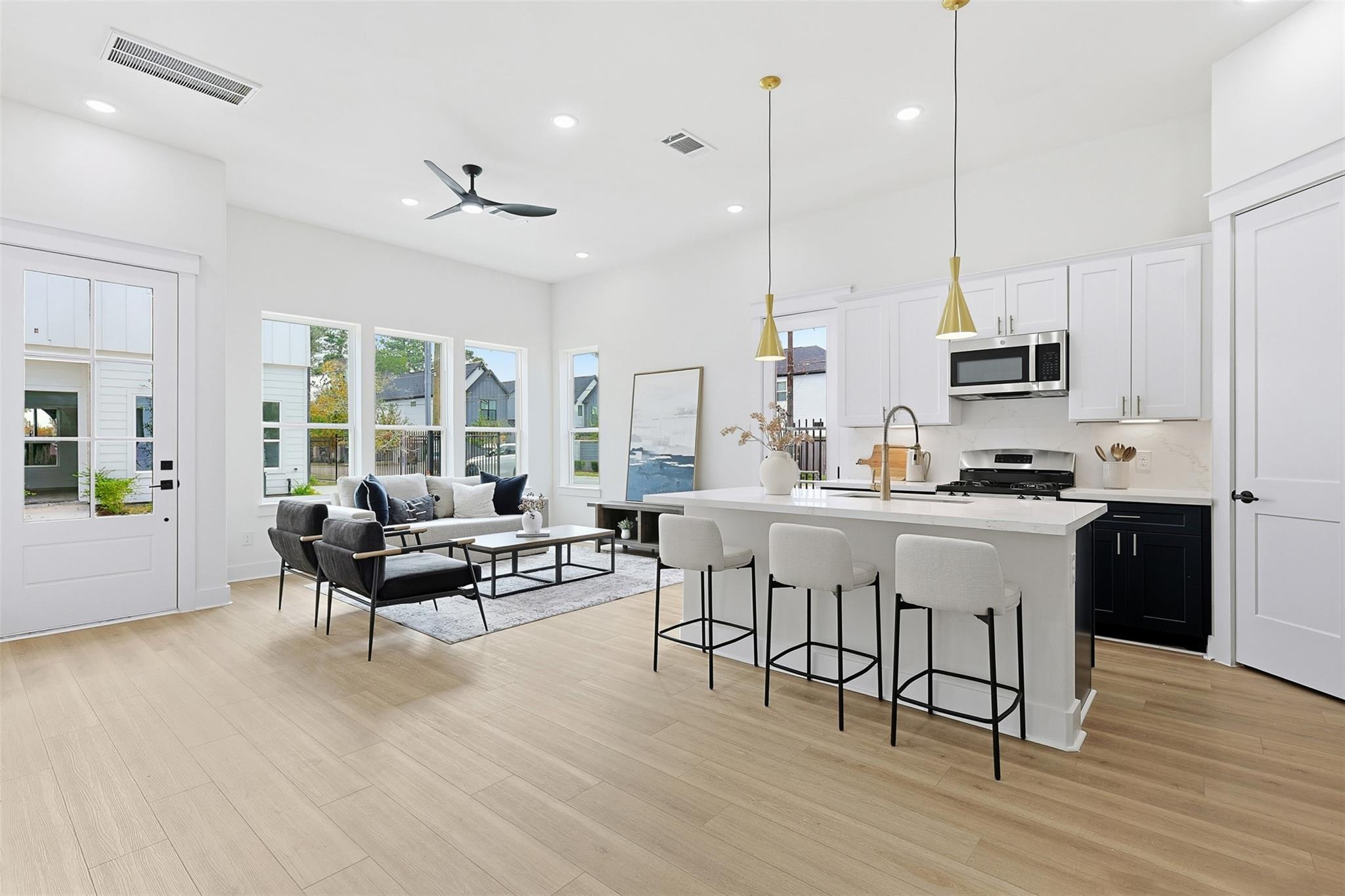 8916 Sunshine Laverne Lane