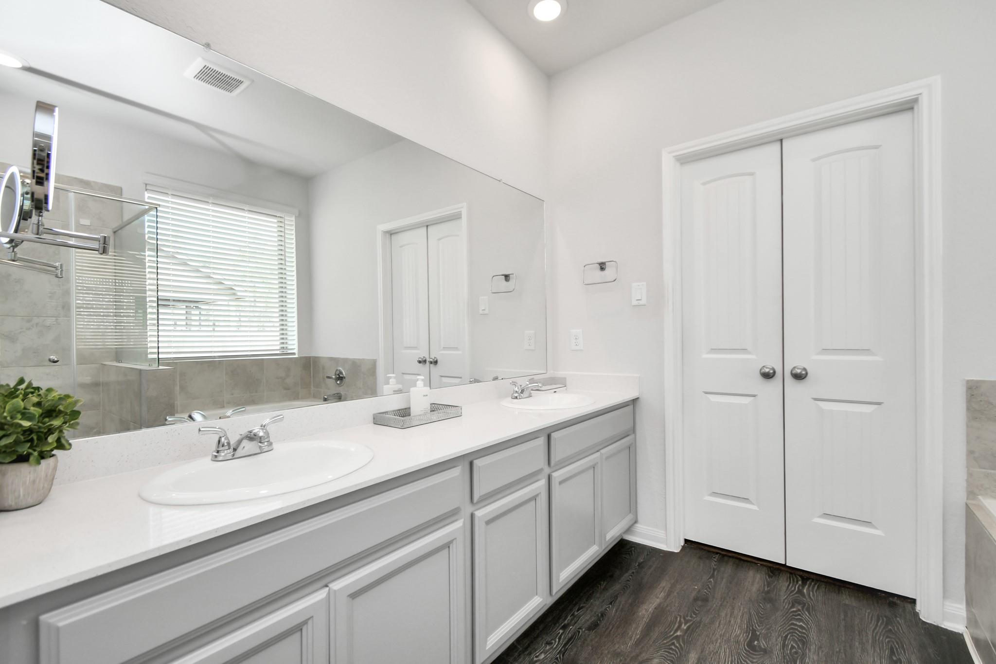 6145 White Oak Leaf Loop