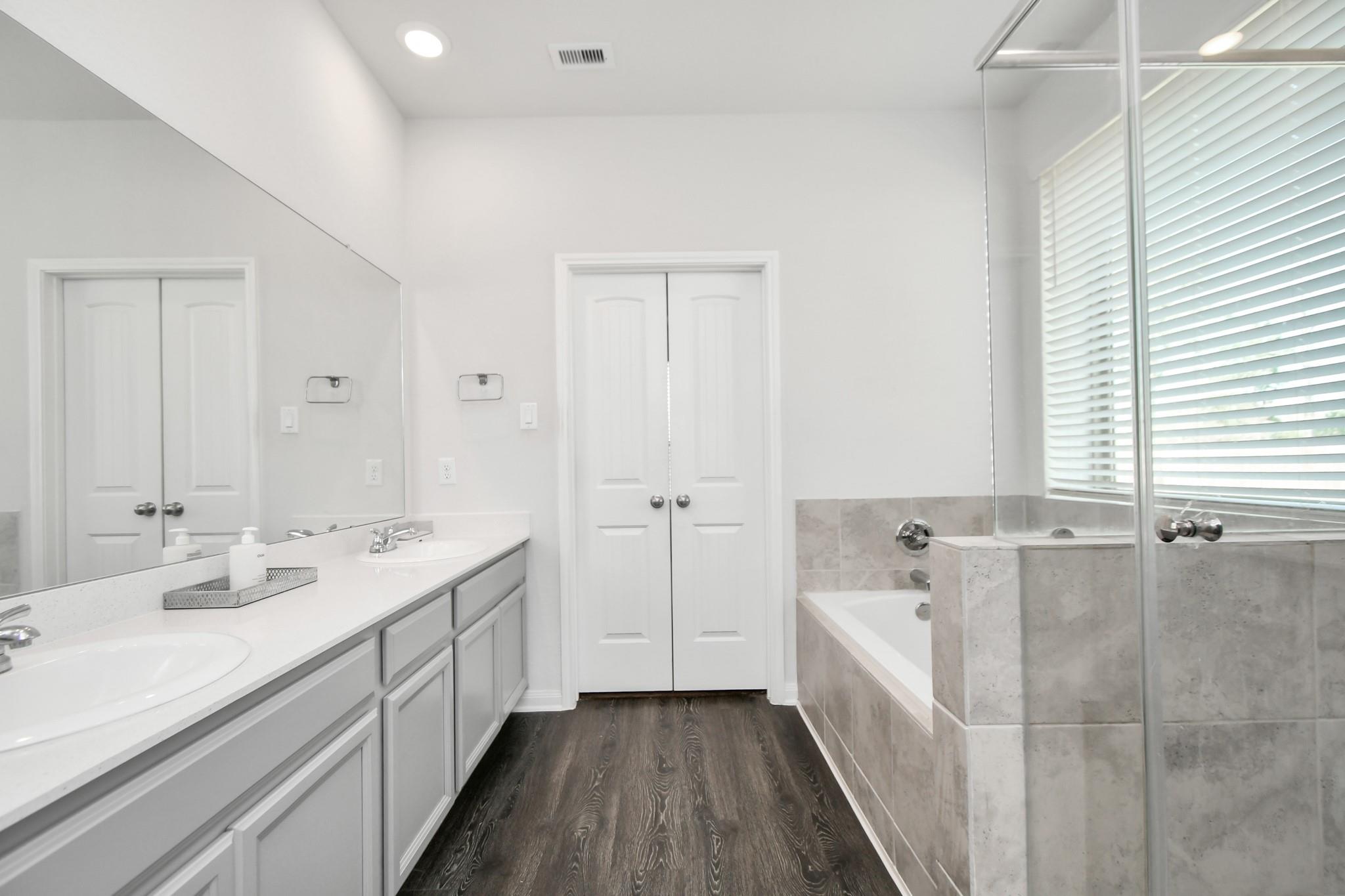 6145 White Oak Leaf Loop