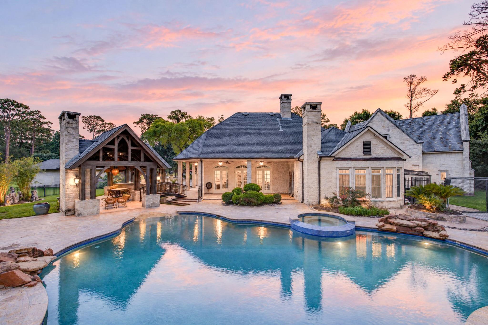 728 Crestbend Drive
