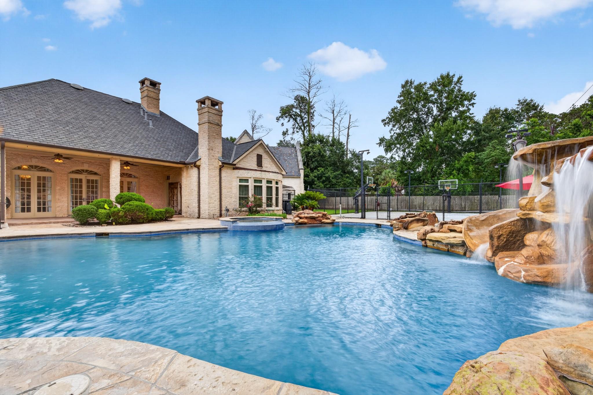 728 Crestbend Drive