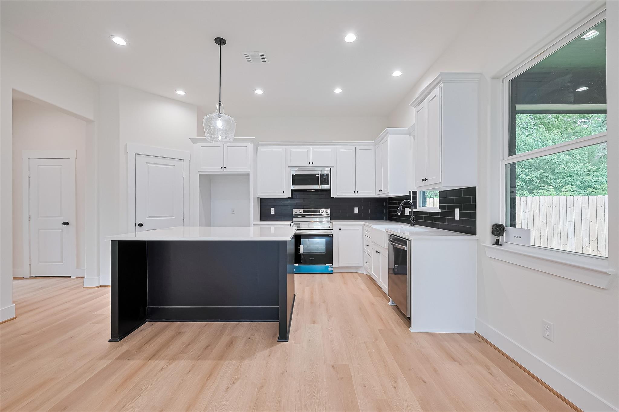 13991 Shoreline Drive, Willis