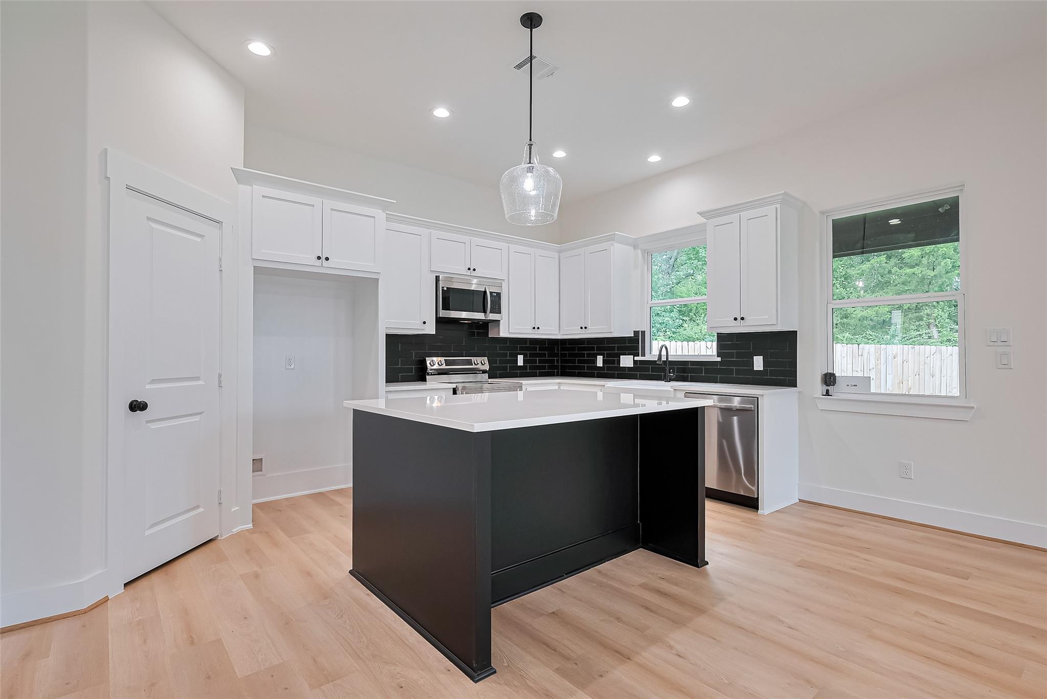 13991 Shoreline Drive, Willis