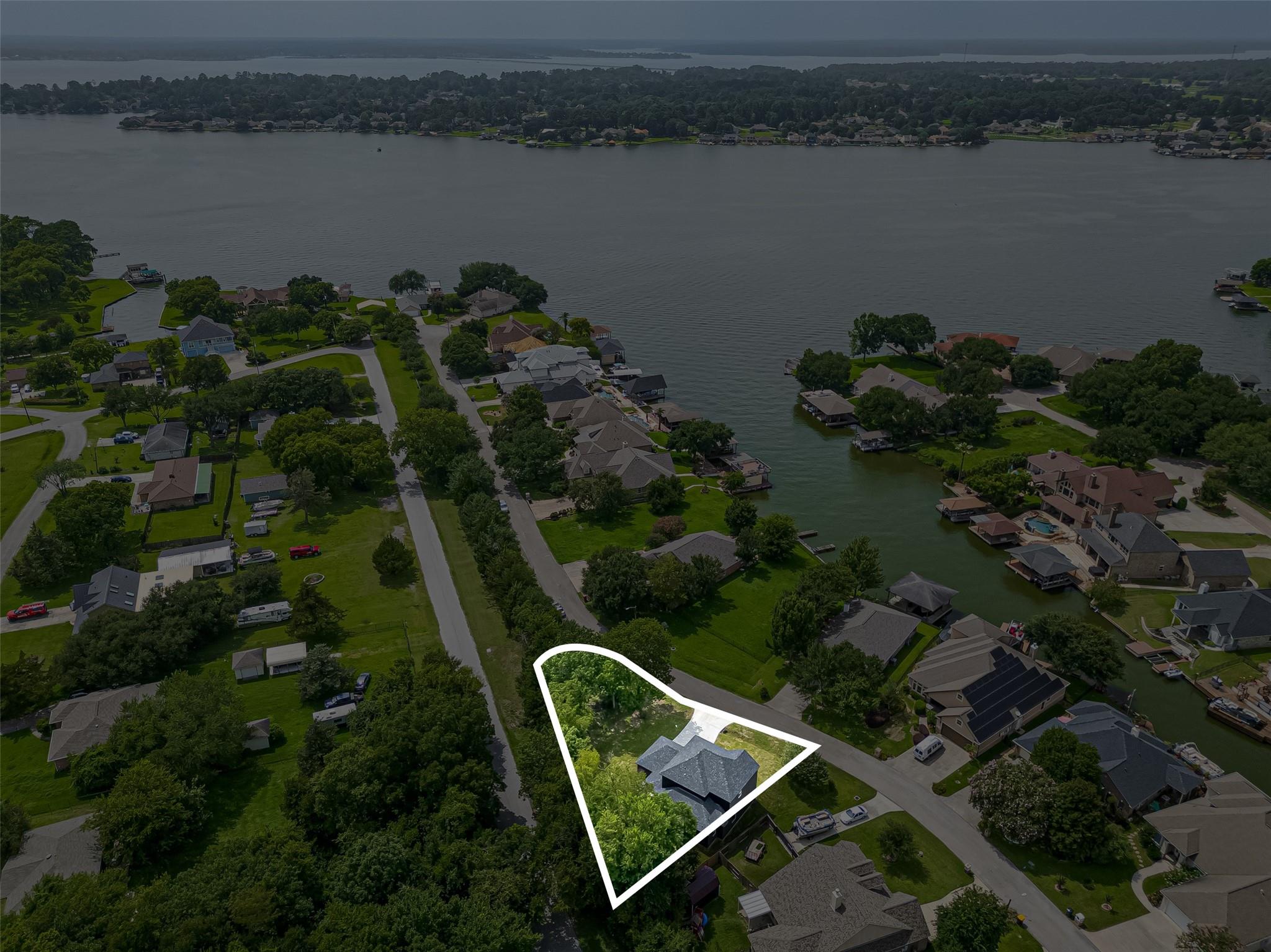 13991 Shoreline Drive, Willis