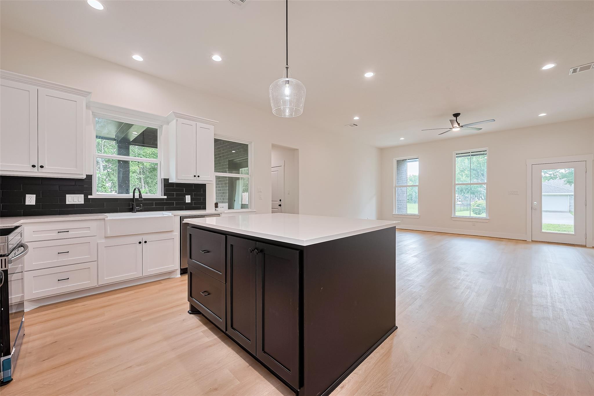 13991 Shoreline Drive, Willis