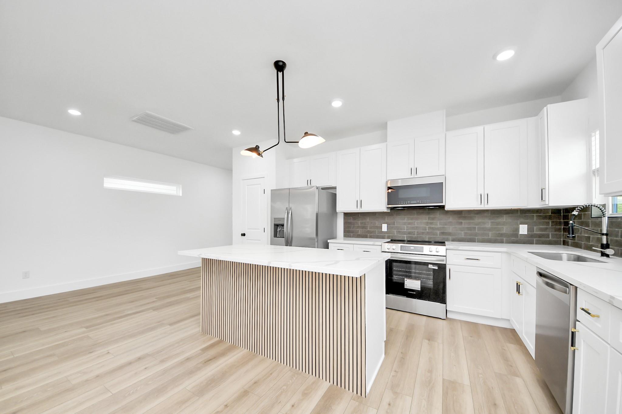 801 E 32nd 1/2 Street