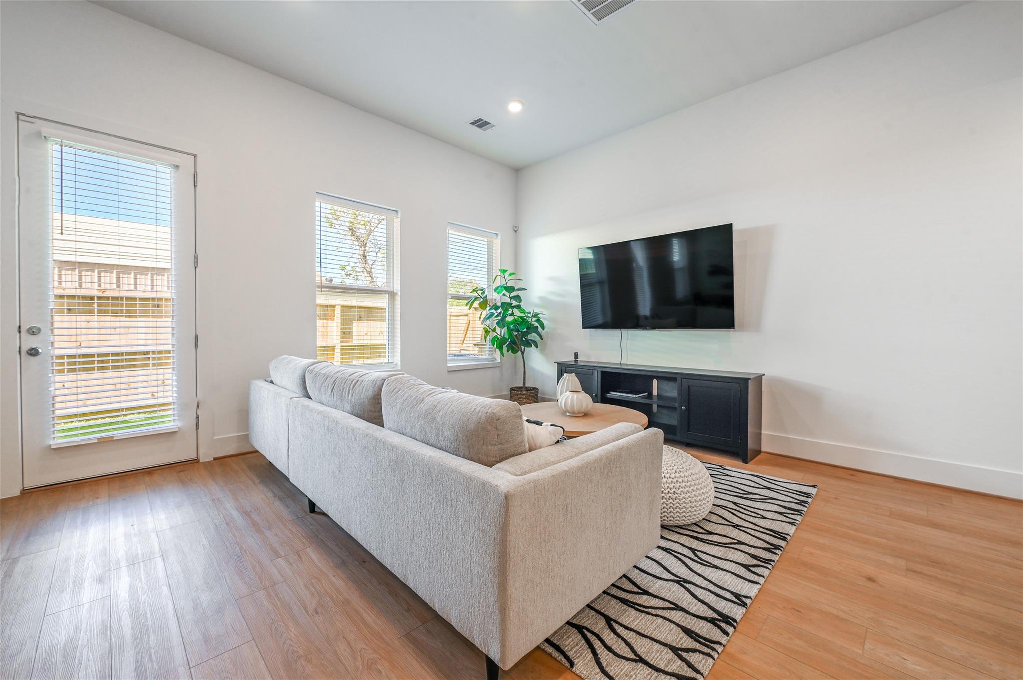 7607 Victory Reserve Street