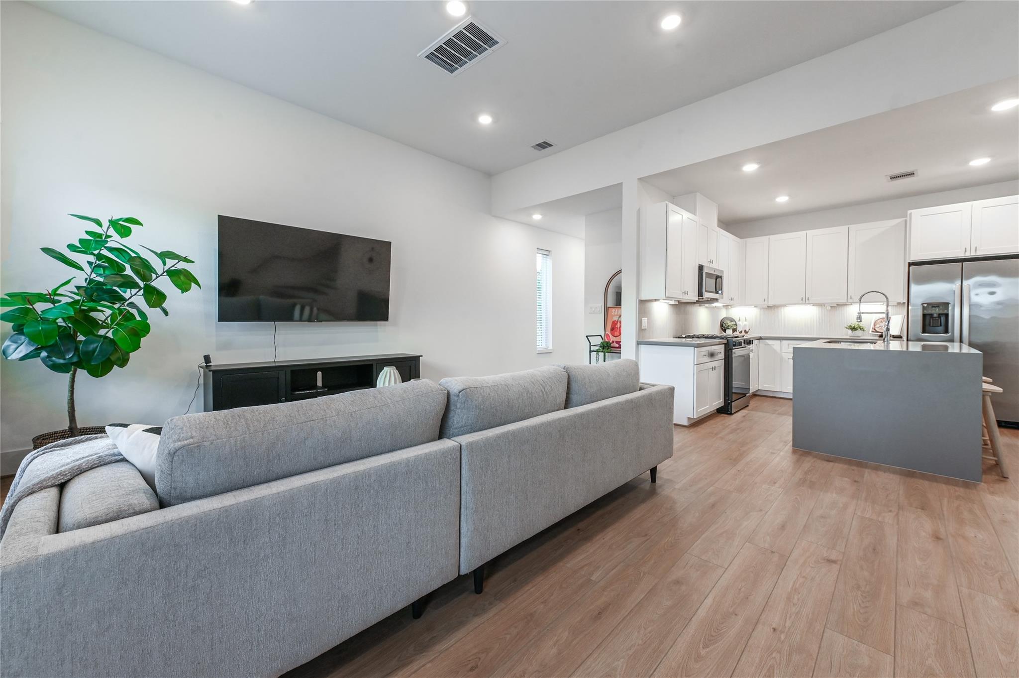 7607 Victory Reserve Street