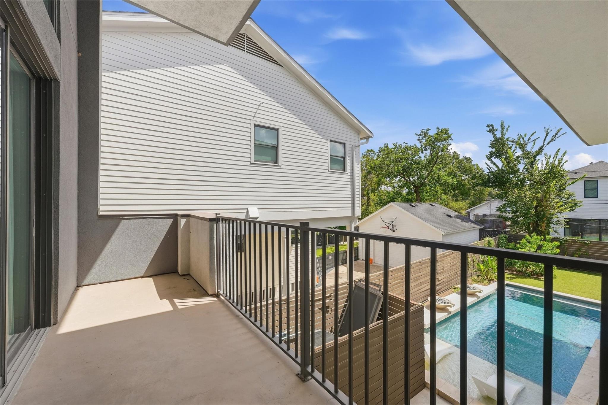 734 E 8th Street
