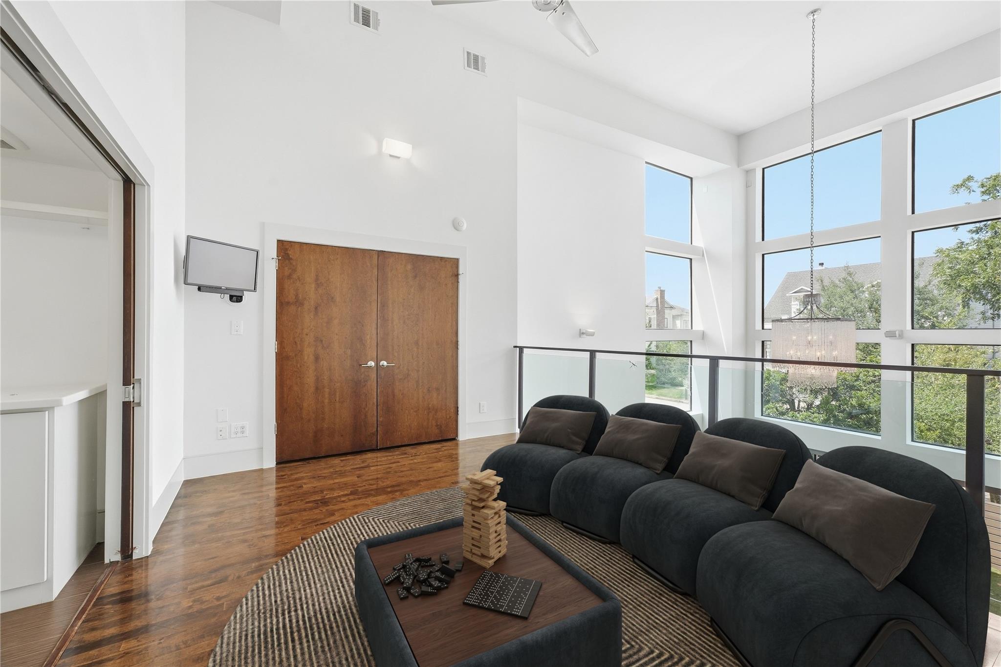 734 E 8th Street