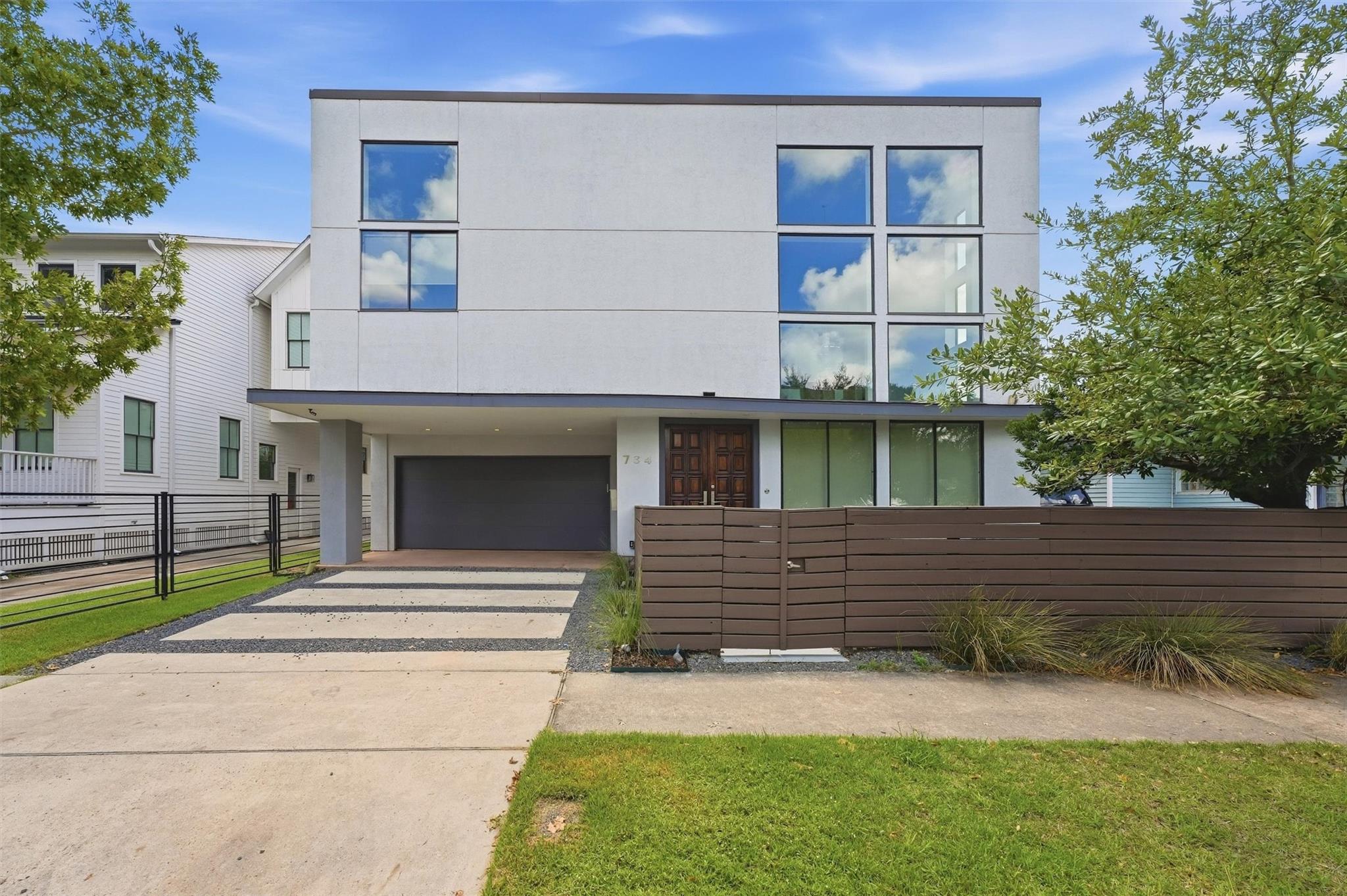 734 E 8th Street