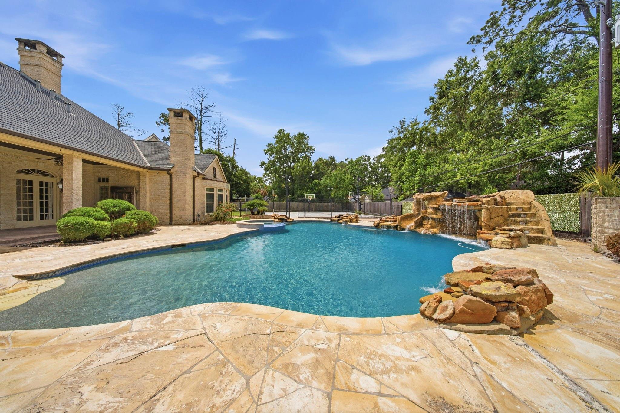 728 Crestbend Drive