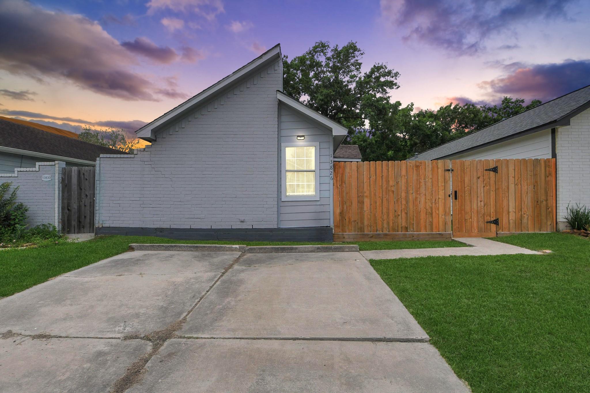 13826 Northlake Drive