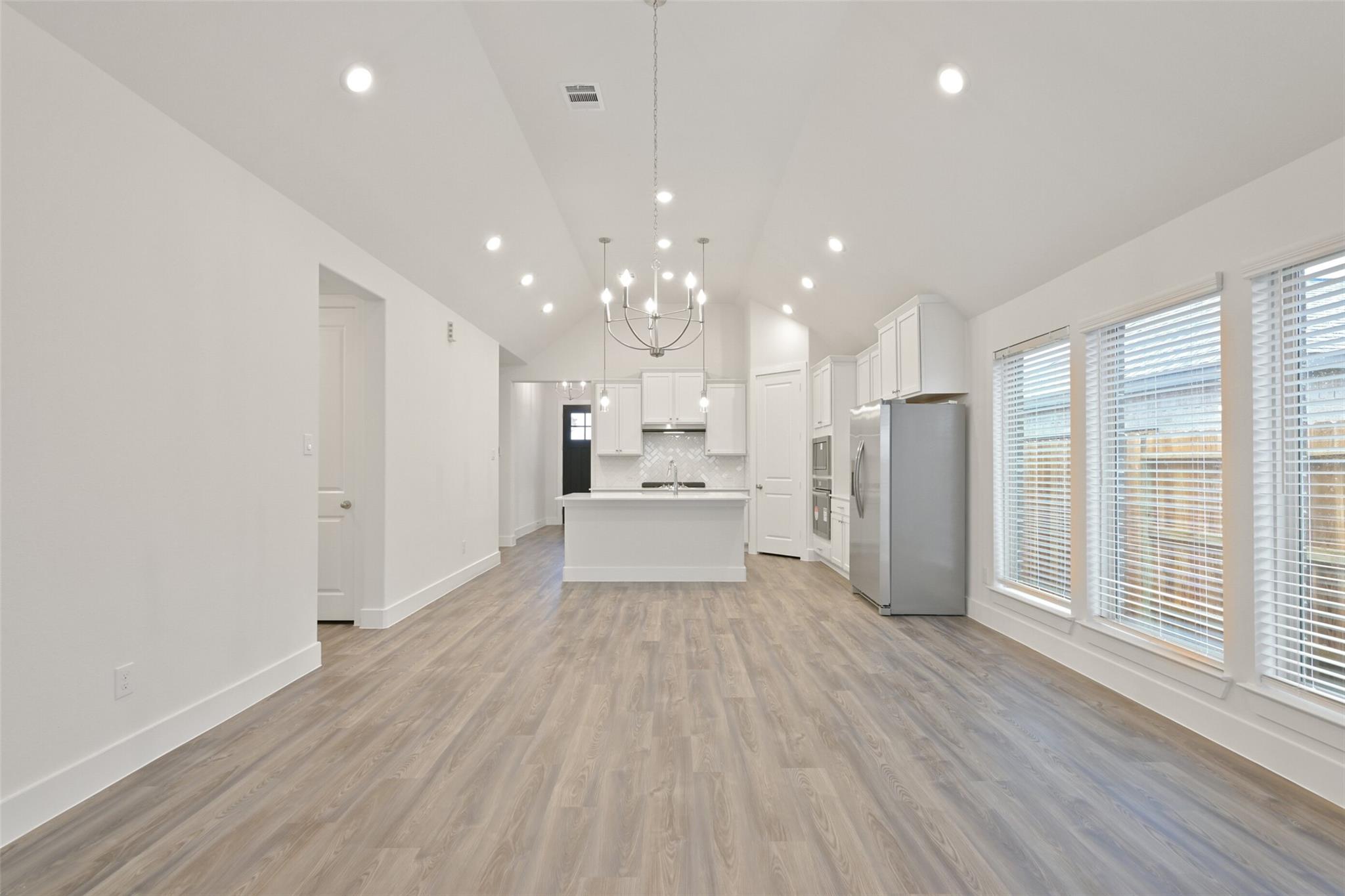 1545 Apache Heights