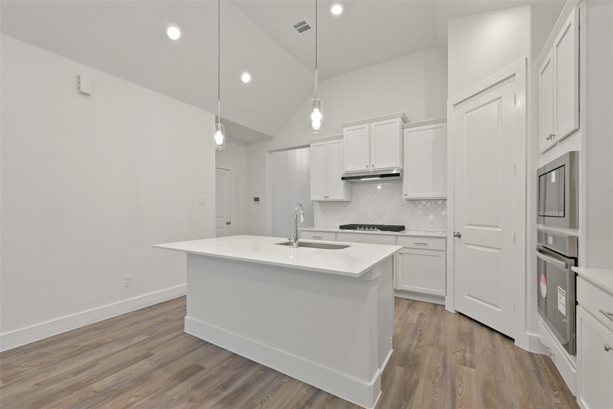 1545 Apache Heights