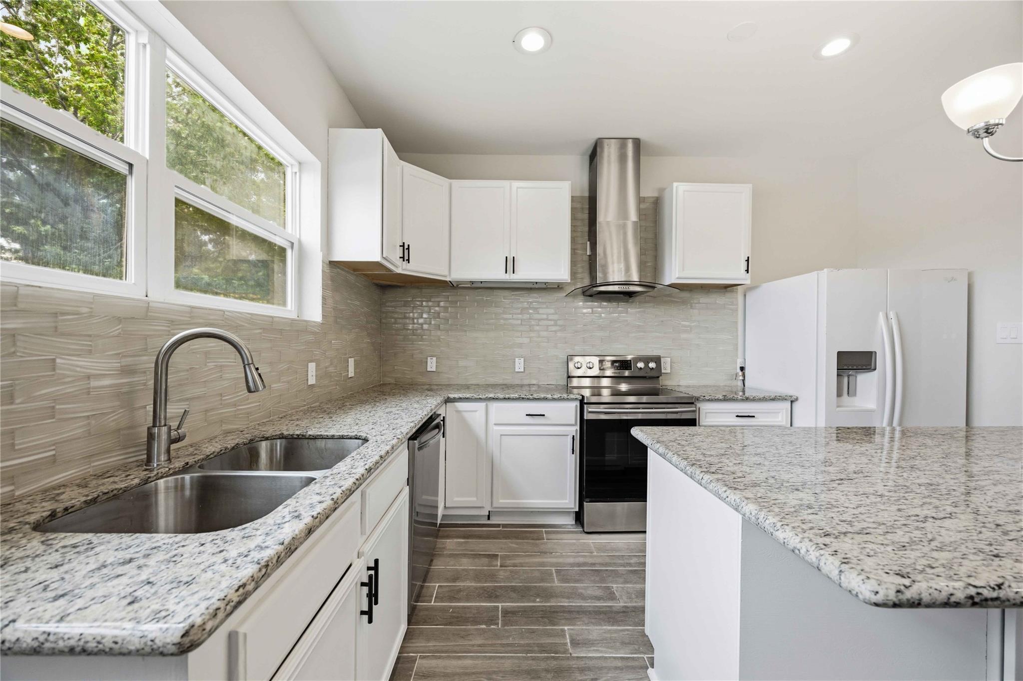 5302 Saxon Drive Unit: 1/2