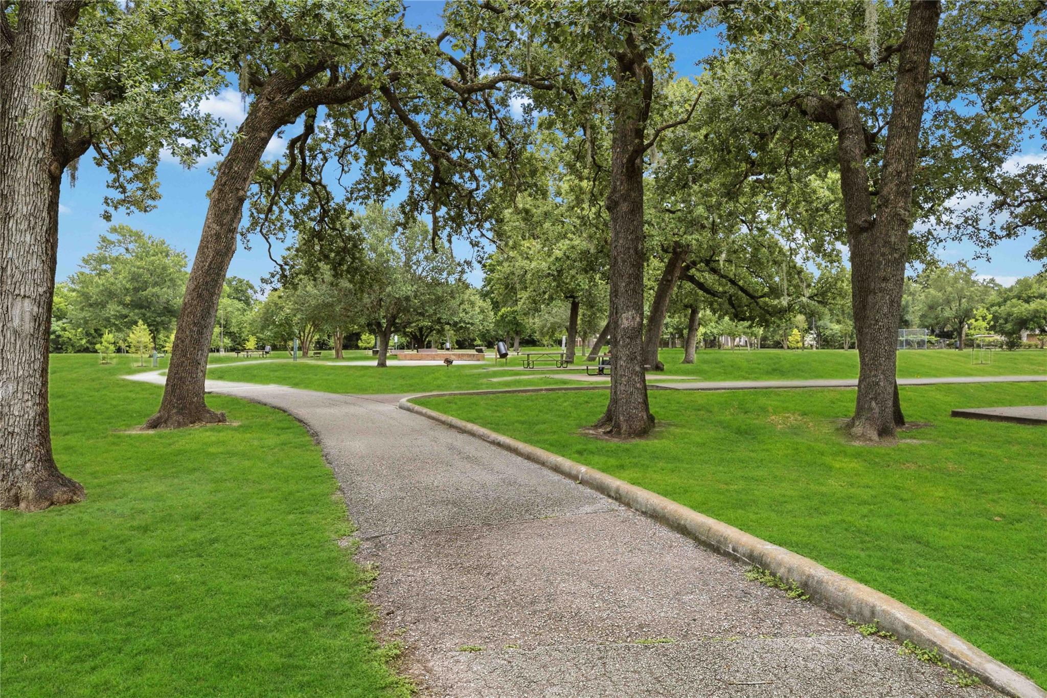 5302 Saxon Drive Unit: 1/2