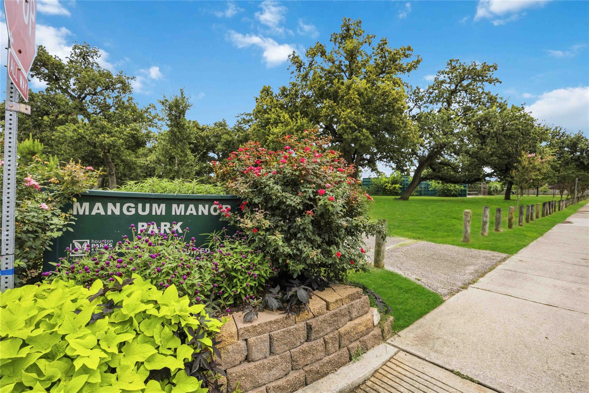 5302 Saxon Drive Unit: 1/2