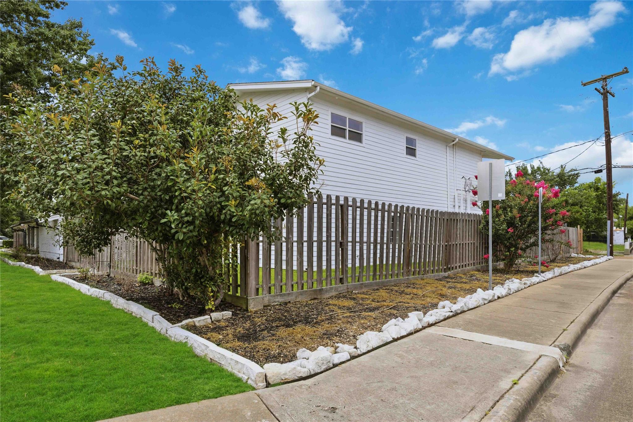 5302 Saxon Drive Unit: 1/2