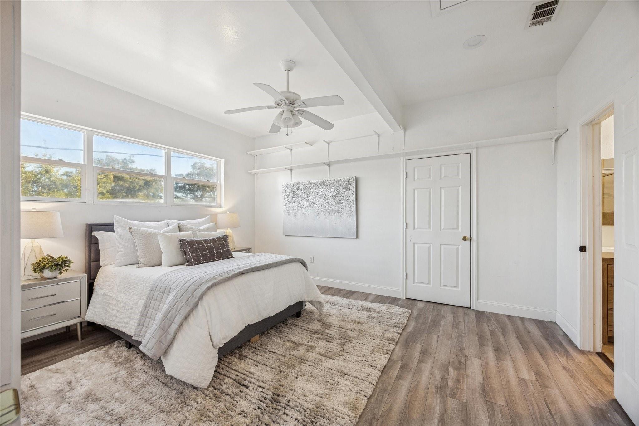 5302 Saxon Drive Unit: 1/2