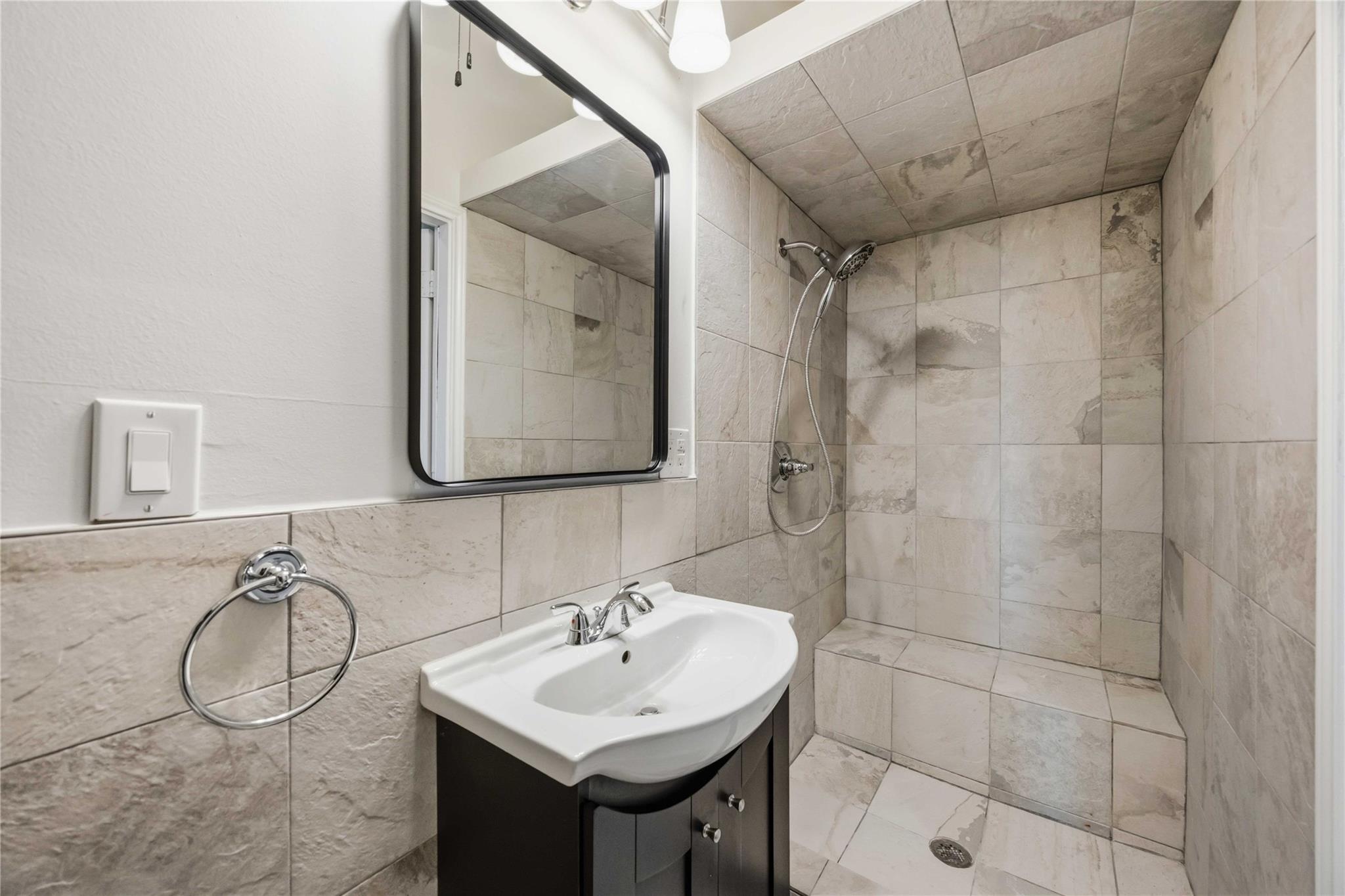 5302 Saxon Drive Unit: 1/2