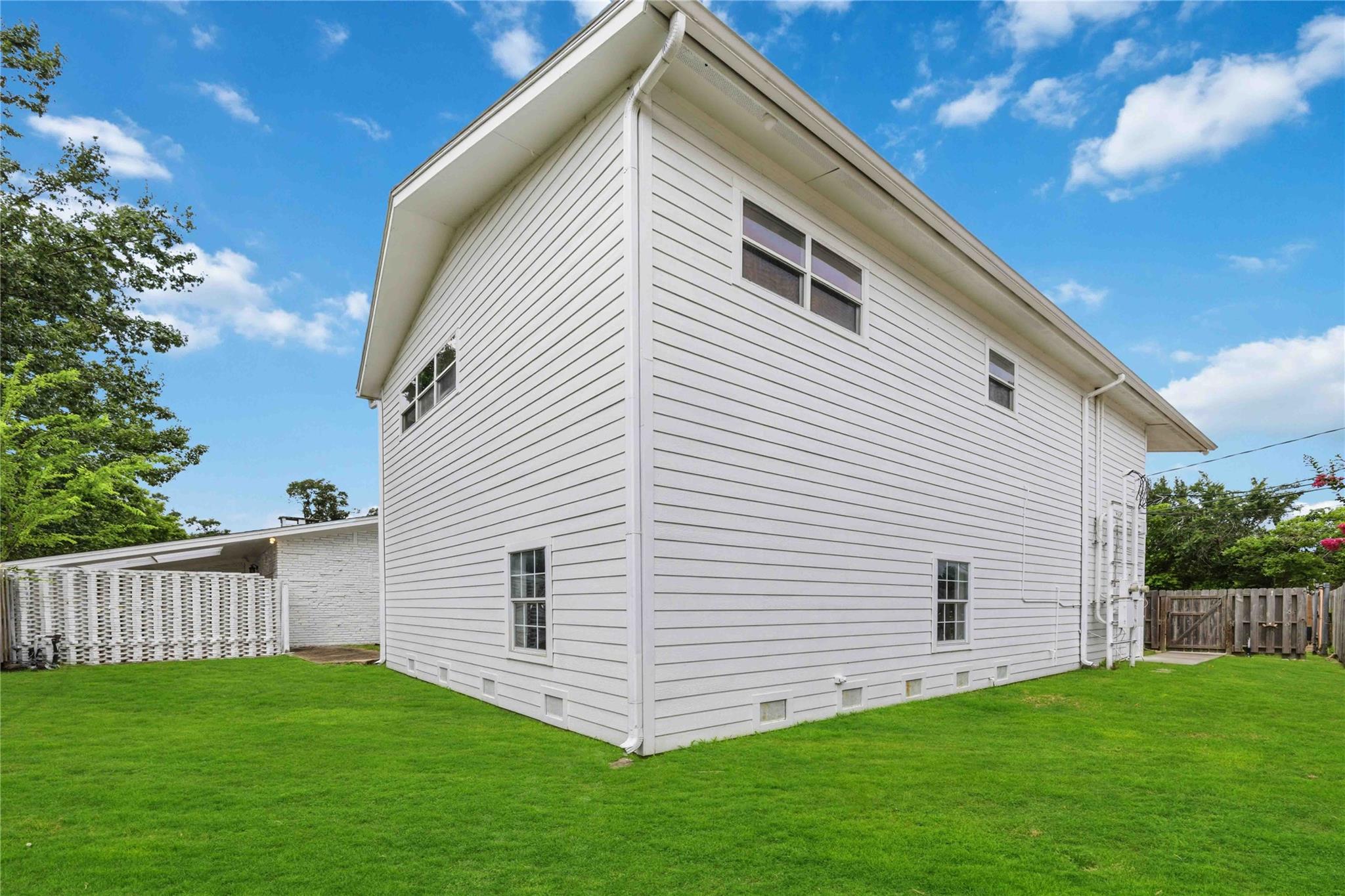 5302 Saxon Drive Unit: 1/2