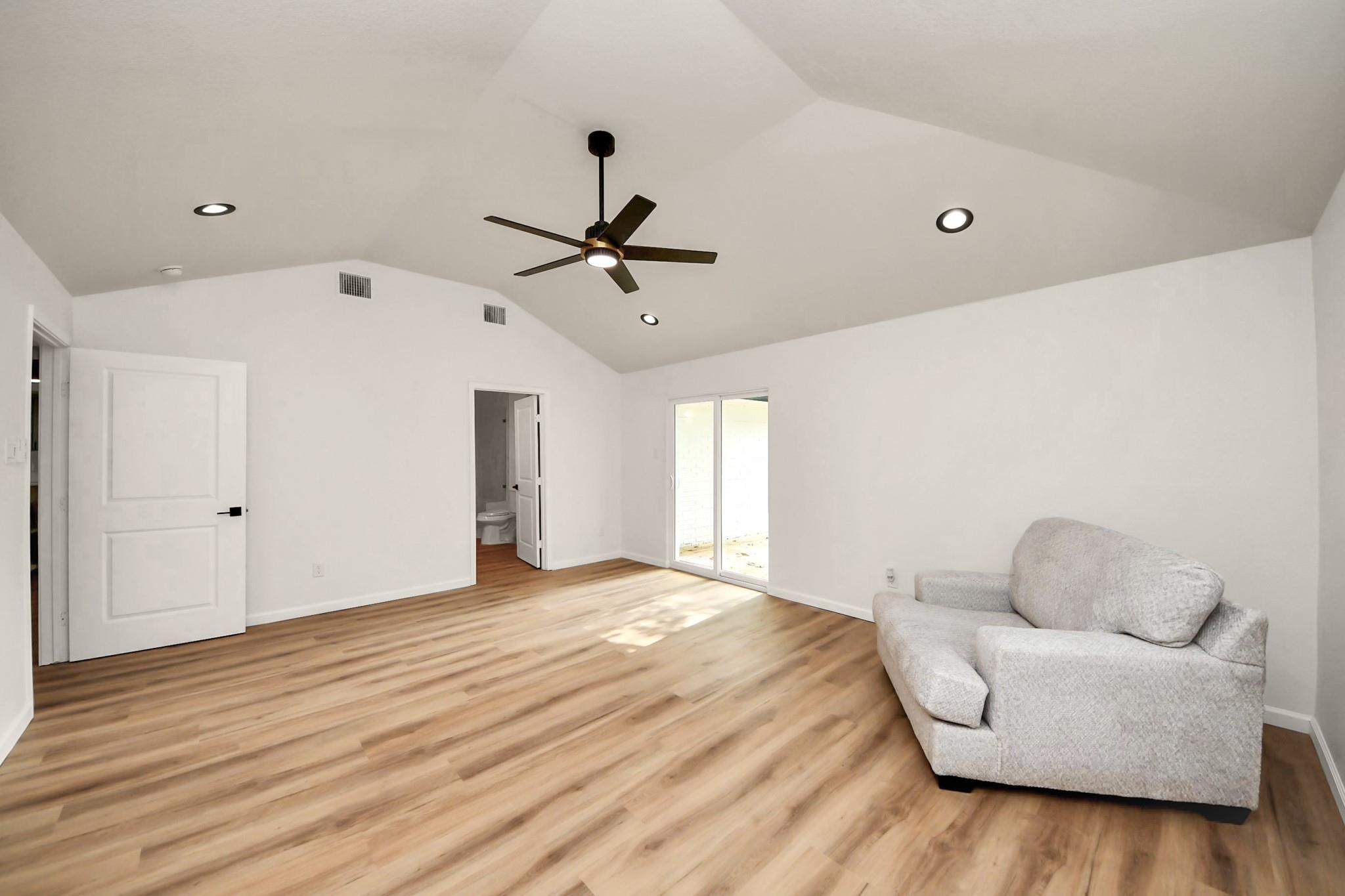 2407 Crestdale Dr