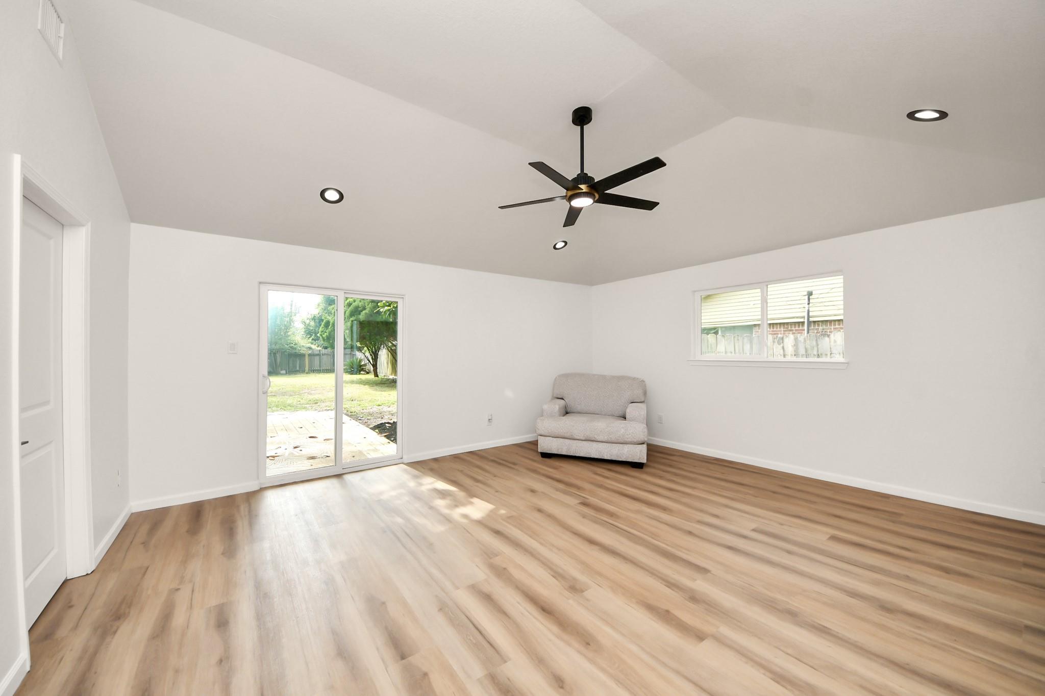 2407 Crestdale Dr