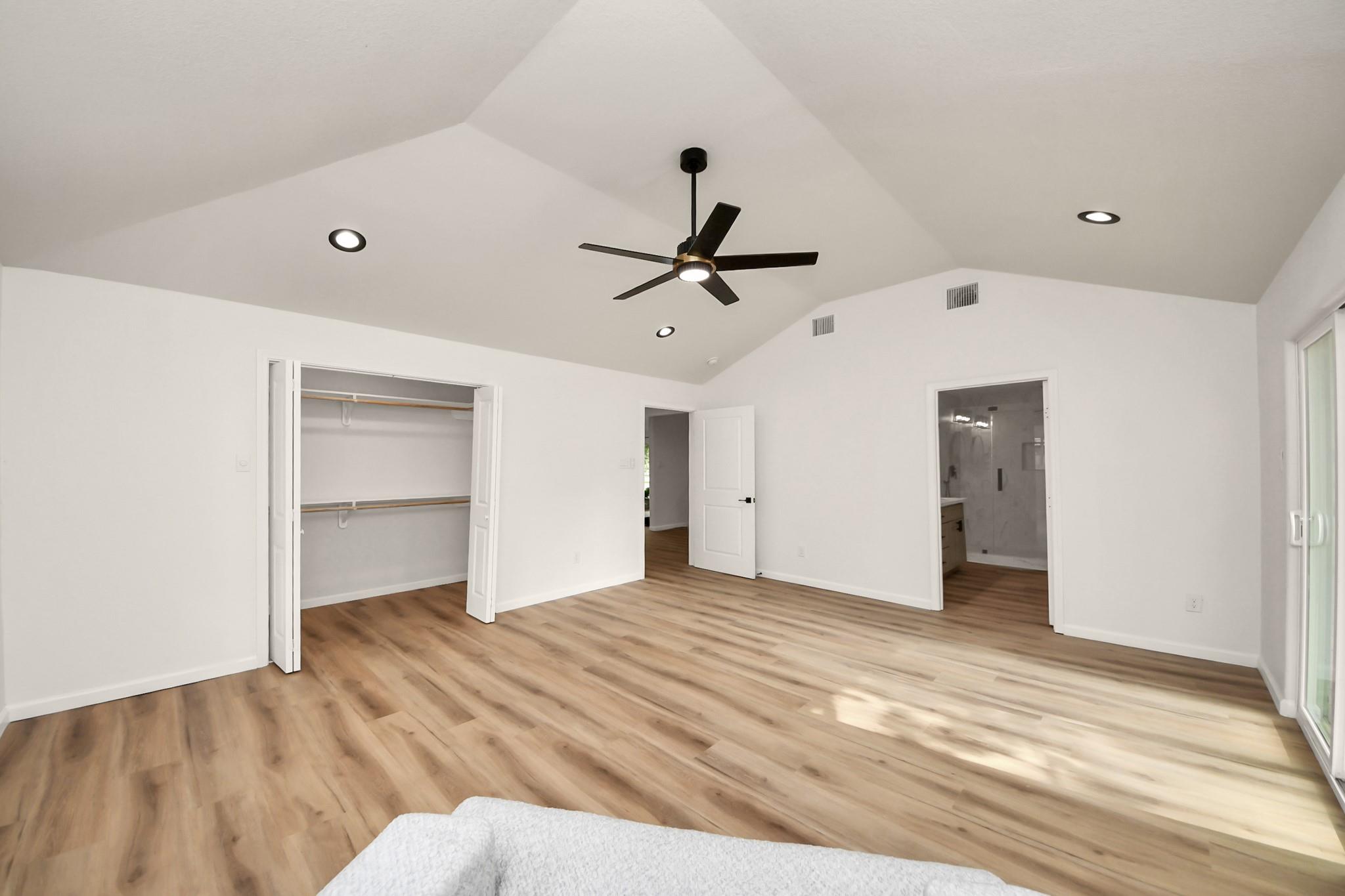 2407 Crestdale Dr
