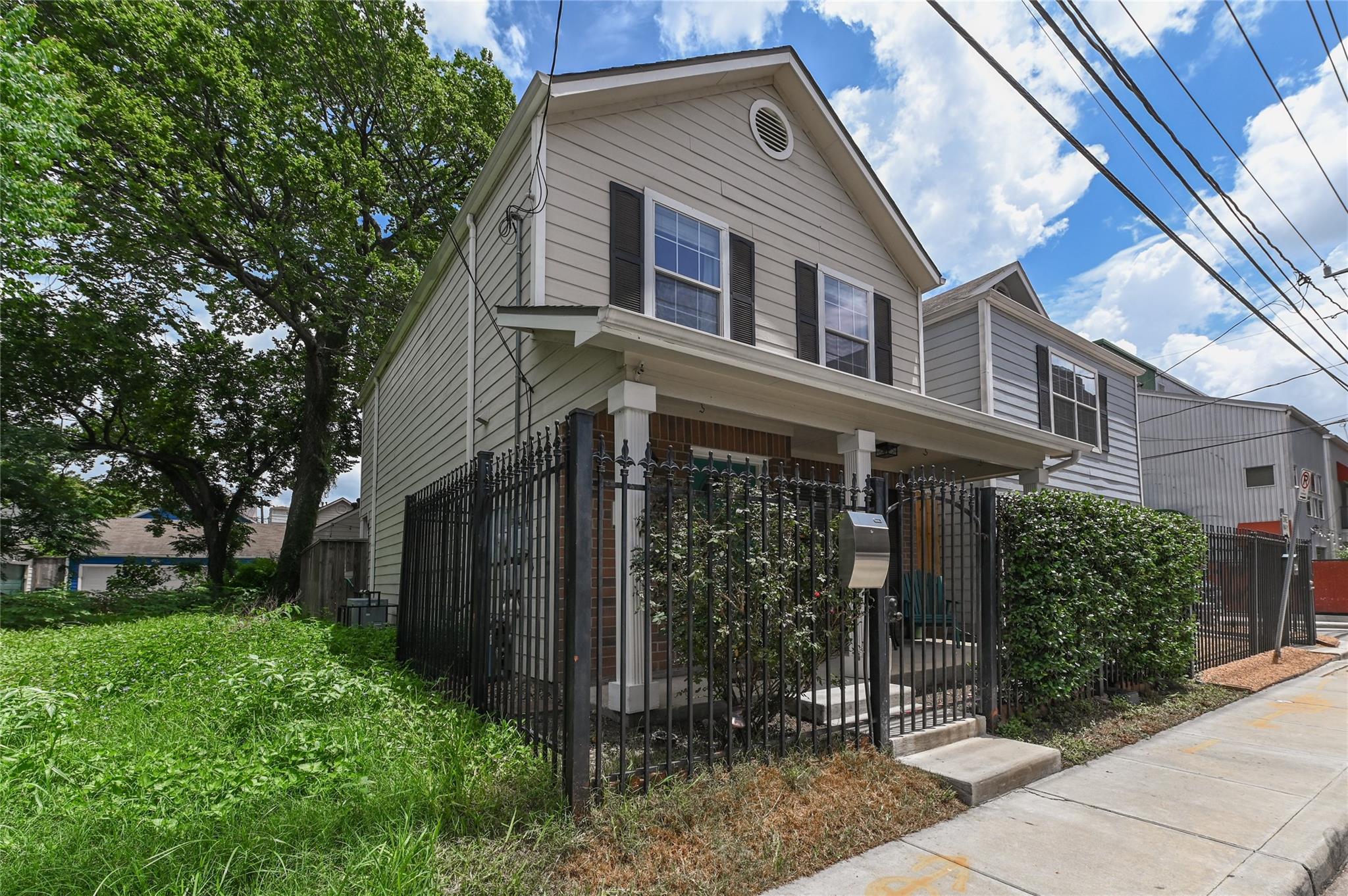 1004 Ruthven Street