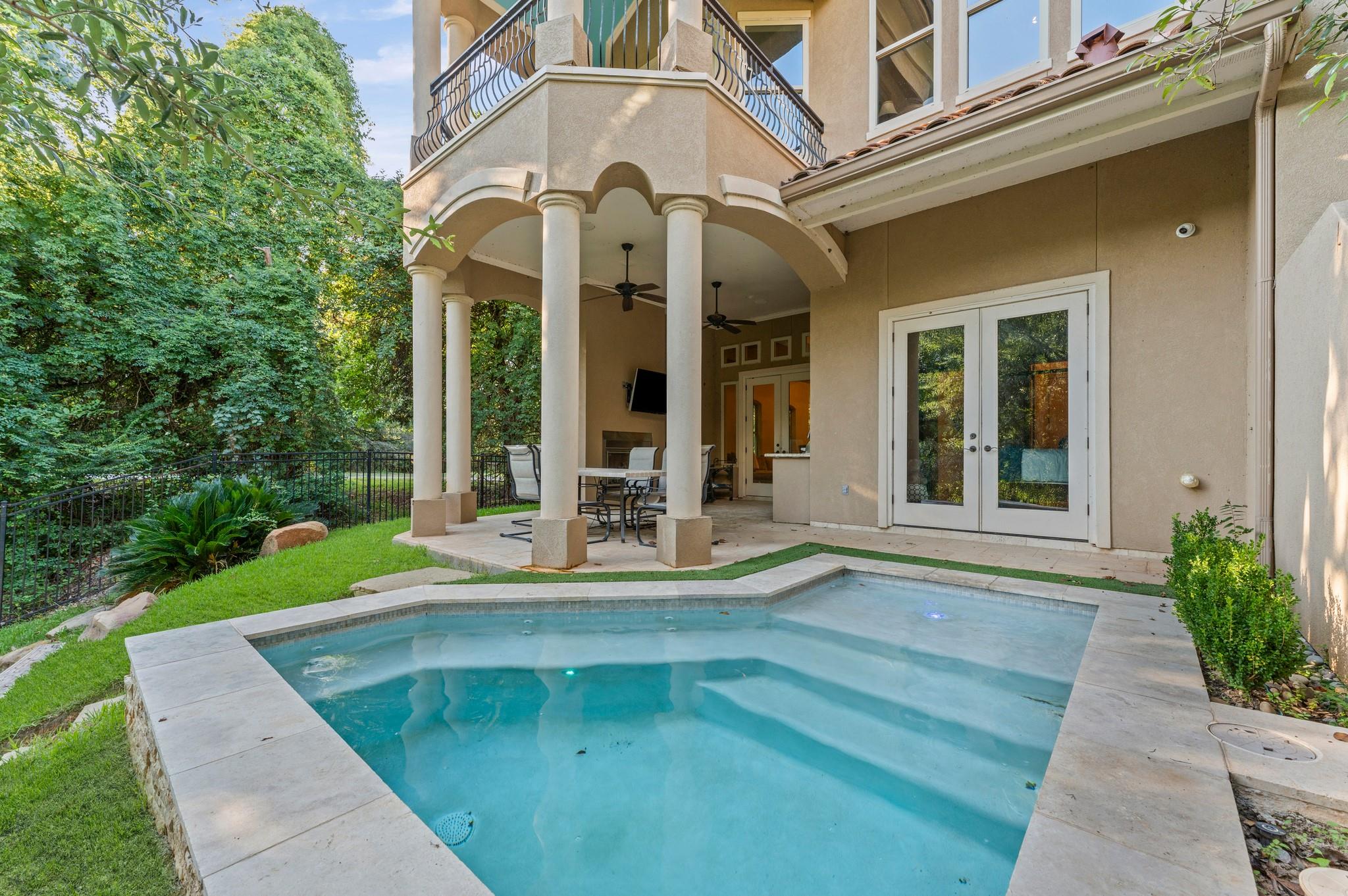102 La Vie Drive