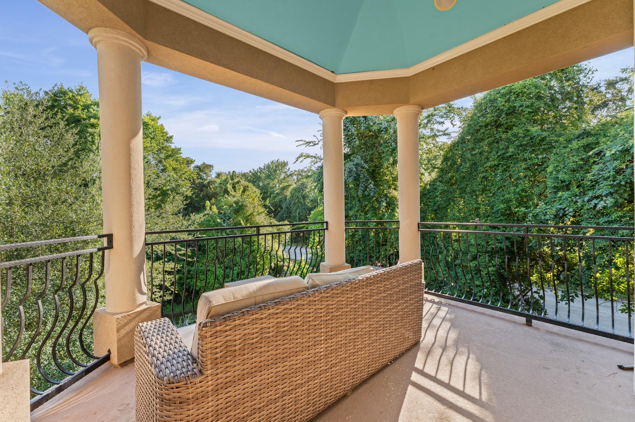 102 La Vie Drive