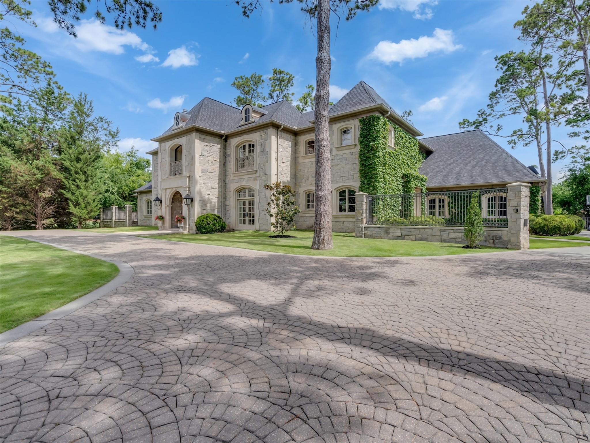 11527 Green Oaks Drive