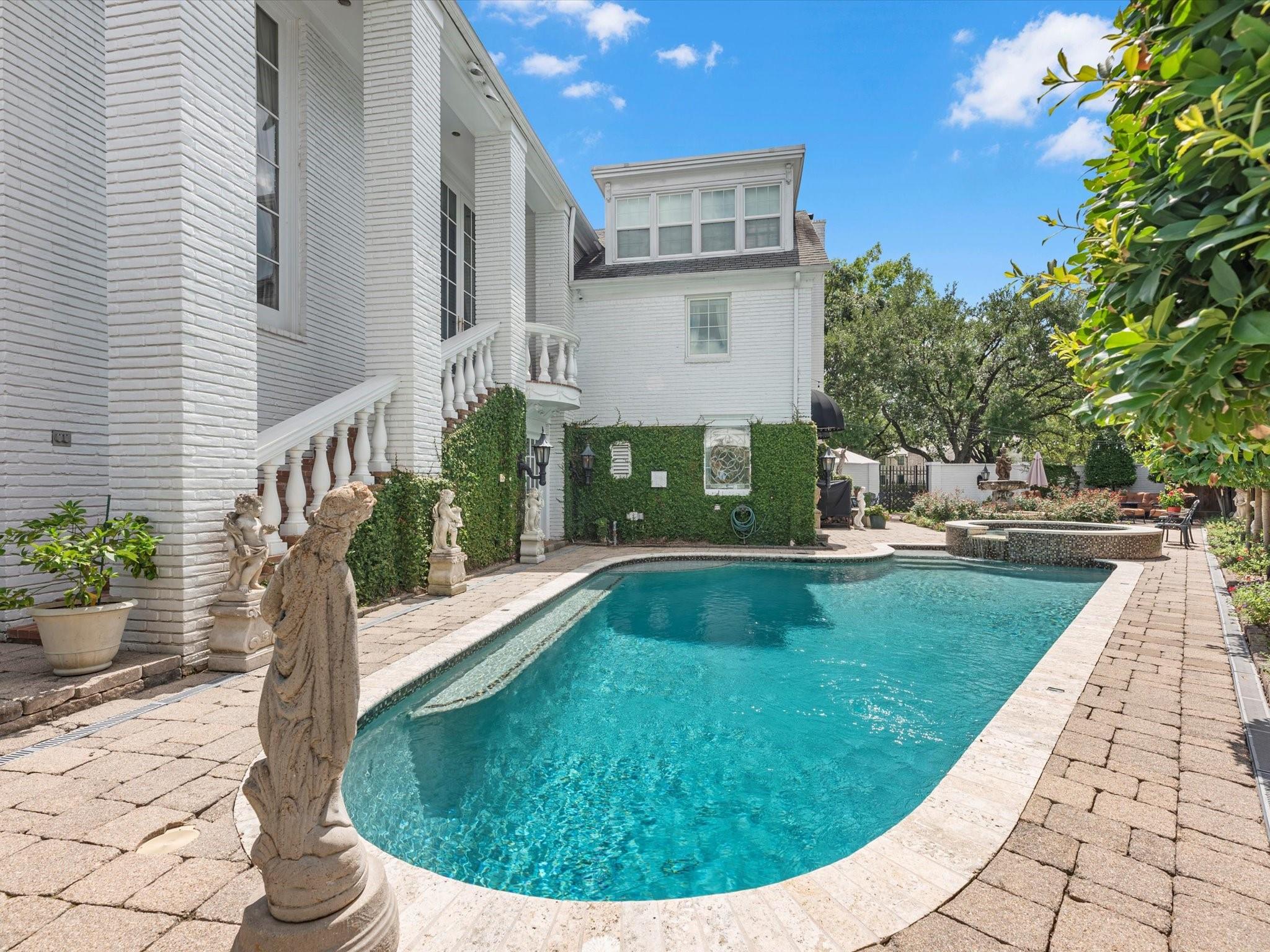 1561 Kirby Drive